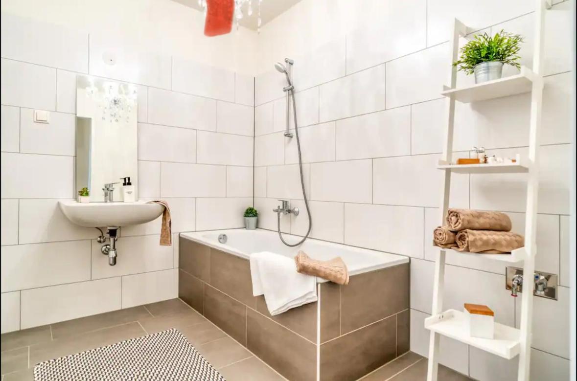Modern Apartment With Balcony & Free Parking - Nearby Metro Viena Exterior foto